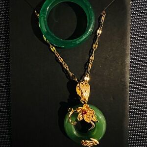 Elegant Green and Gold Pendant Necklace